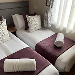 Woods Lodge With Hot Tub